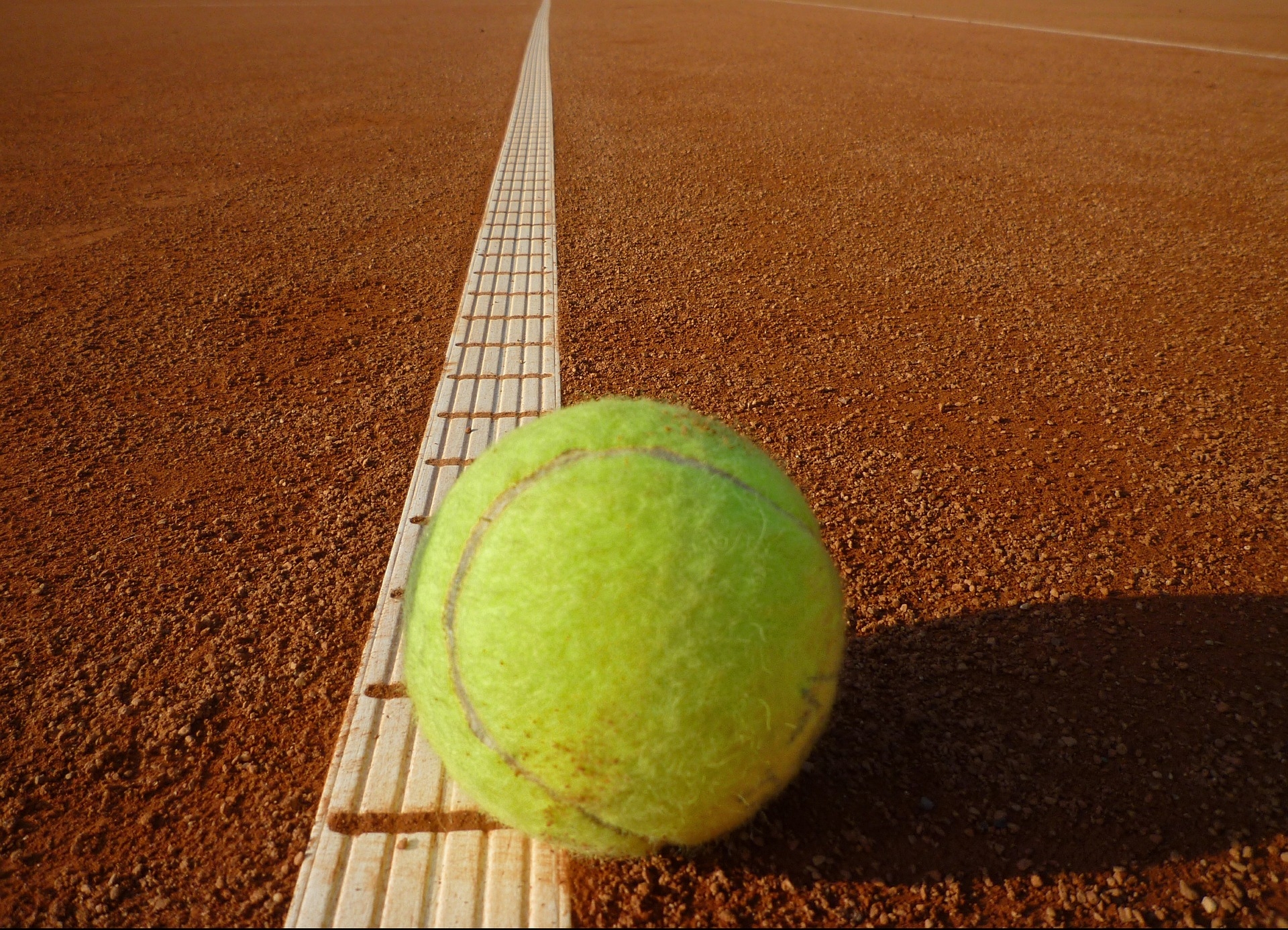 Tennisball auf Tennisplatz