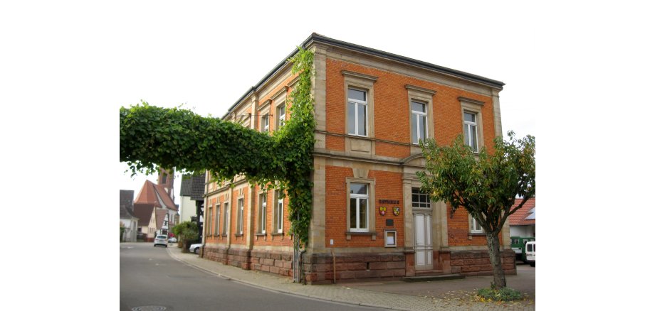 Rudolf Wild: ehemaliges Schul- und Rathaus, Hauptstraße 75 in Oberhochstadt; klassizierender Klinkerbau