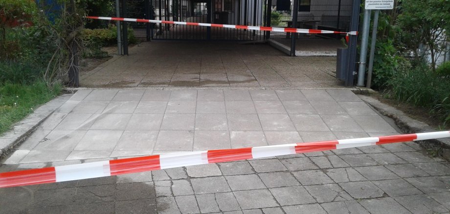 Ein frisch gepflasterter Weg mit Absperrband