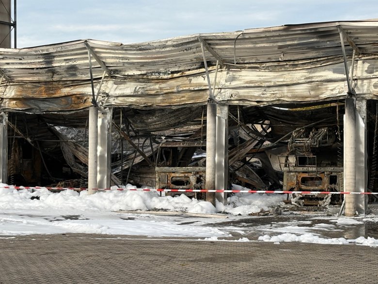 ausgebrannte Fahrzeughalle Feuerwehr Offenbach 2026 In der Fahrzeughalle der Feuerwehr Offenbach an der Queich finden sich heute nur noch Metallgerippe, wo gestern die Fahrzeuge standen. Das Gebäude war komplett mit Löschschaum ausgespritzt worden, um alle Glutnester in der einsturzgefährdeten Halle zu stillen.