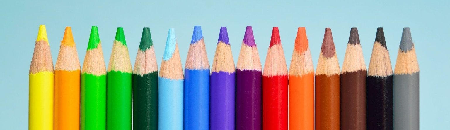 Symbolbild für Schulen; eine Reihe Farbstifte